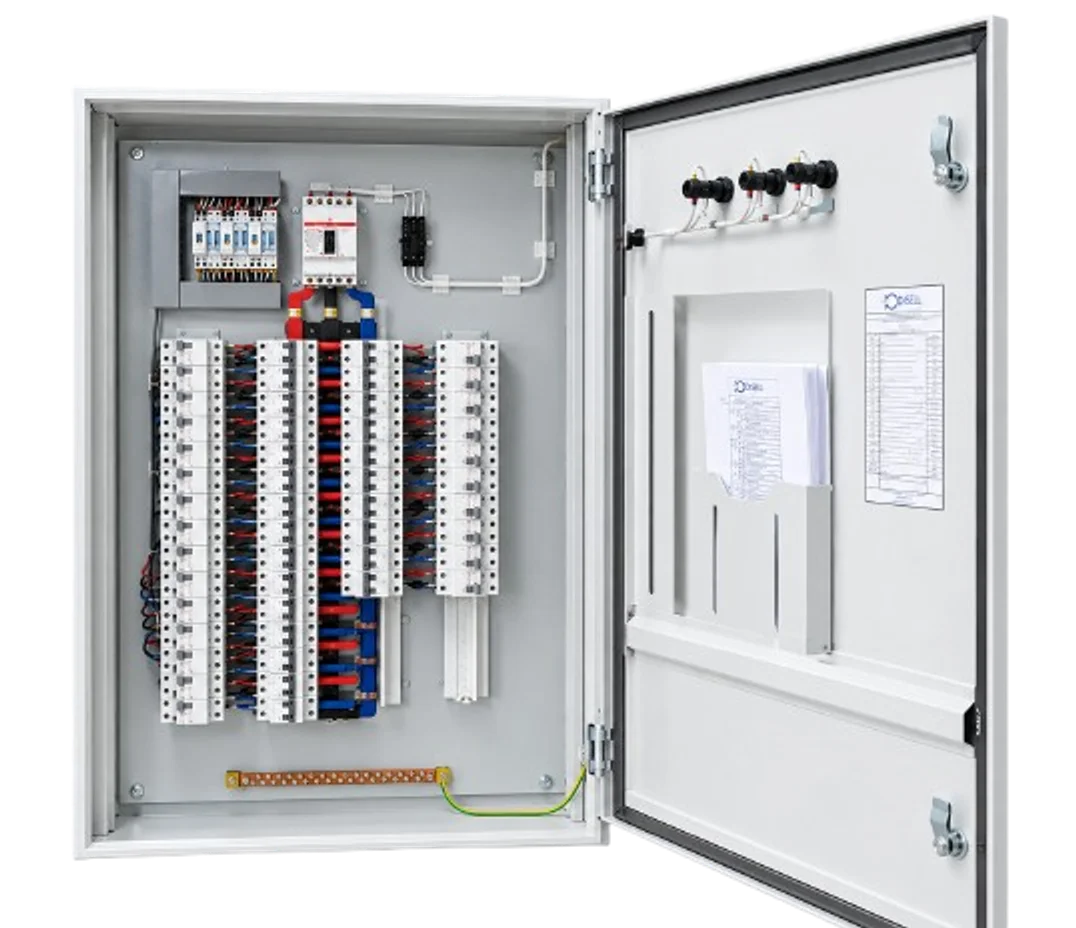 Tablero eléctrico DISELL de distribución con la puerta abierta, mostrando interruptores termomagnéticos sobre riel DIN, barra de tierra y la lista de circuitos en la puerta.